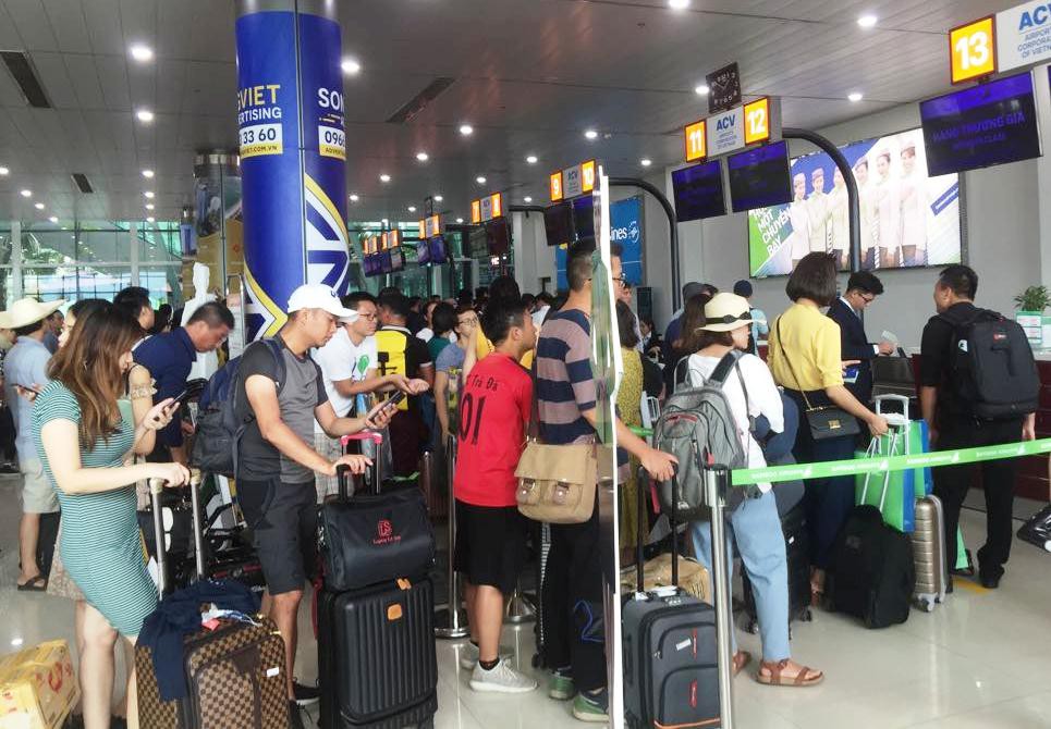 Đến sân bay muộn, nam hành khách chửi bới nhân viên hàng không - Ảnh 1.