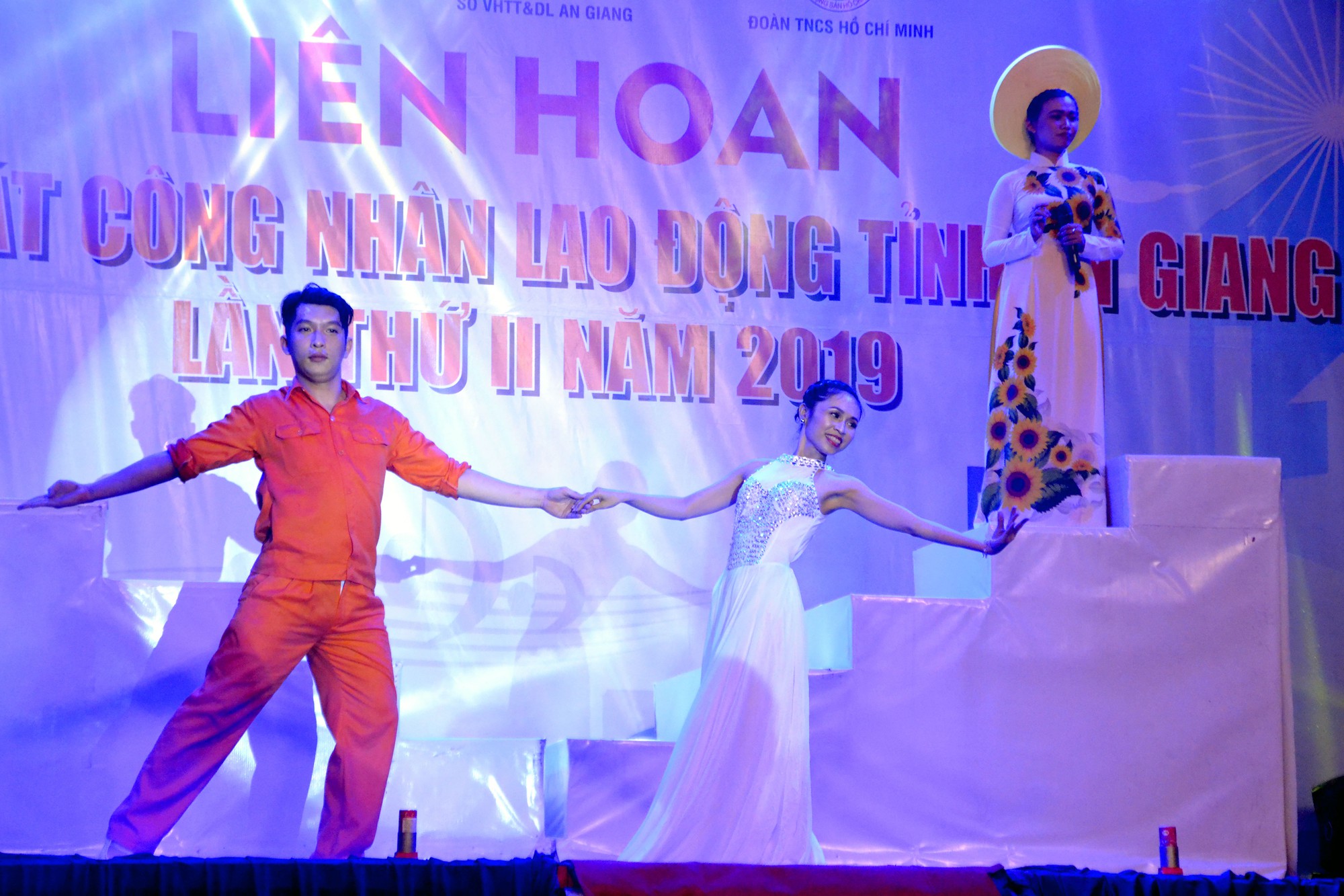 An Giang: Công nhân hát với nhau sau giờ làm việc