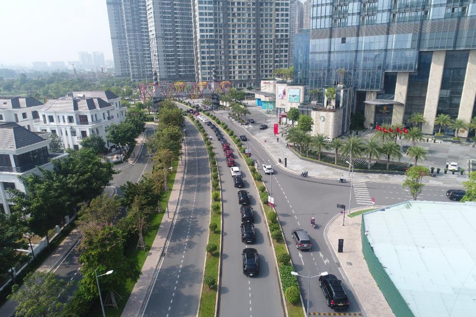 Diễu hành từ Landmark 81, dàn VinFast Lux tạo sức hút lớn tại TP HCM - Ảnh 1.