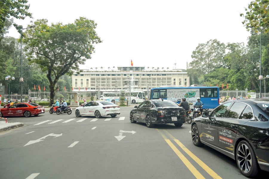 Diễu hành từ Landmark 81, dàn VinFast Lux tạo sức hút lớn tại TP HCM - Ảnh 4.