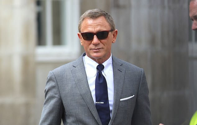 Đoàn phim “James Bond” khiến căn cứ không quân khốn đốn
