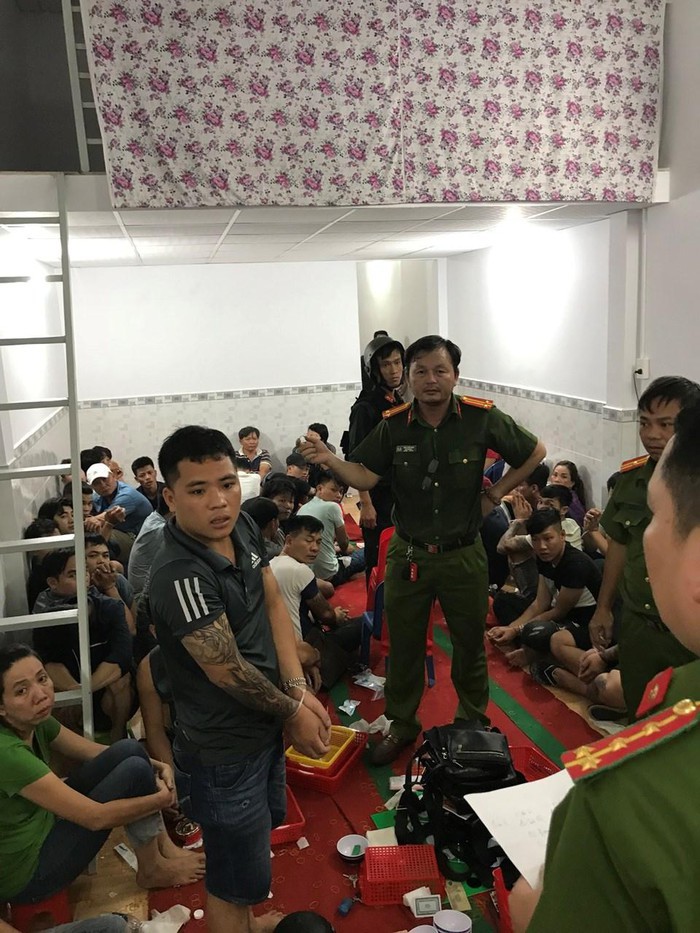 Tr&ugrave;m cho vay nặng l&atilde;i mang tiền phục vụ tận răng con bạc - Ảnh 3.