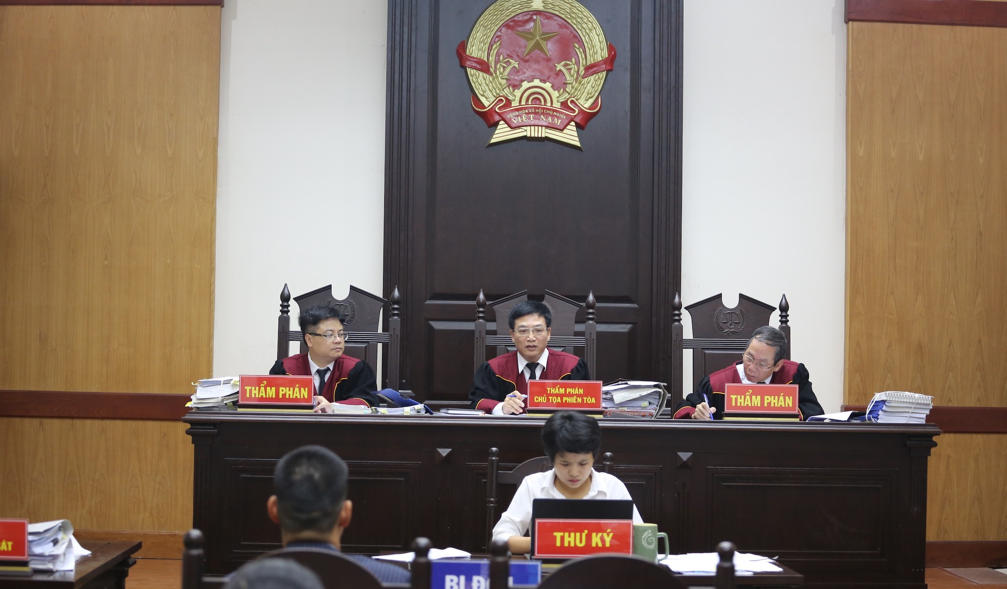 Người đại diện bị ốm, Công ty Tuần Châu xin hoãn tòa xử vụ kiện đạo diễn Việt Tú