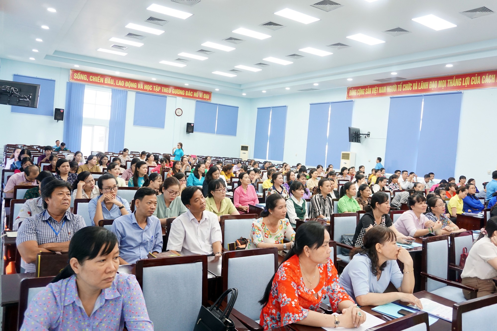 N&acirc;ng cao chất lượng c&aacute;n bộ C&ocirc;ng đo&agrave;n - Ảnh 1.