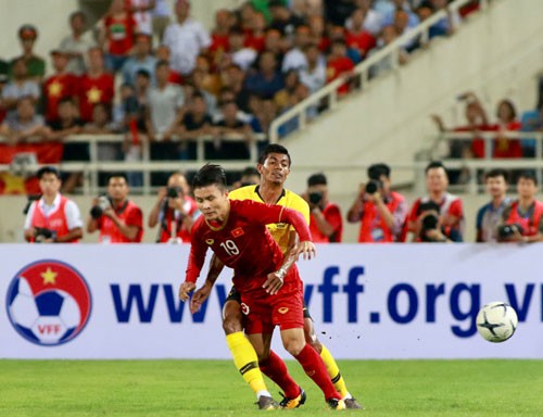Bàn thắng rất đẳng cấp của Quang Hải - Ảnh 1.