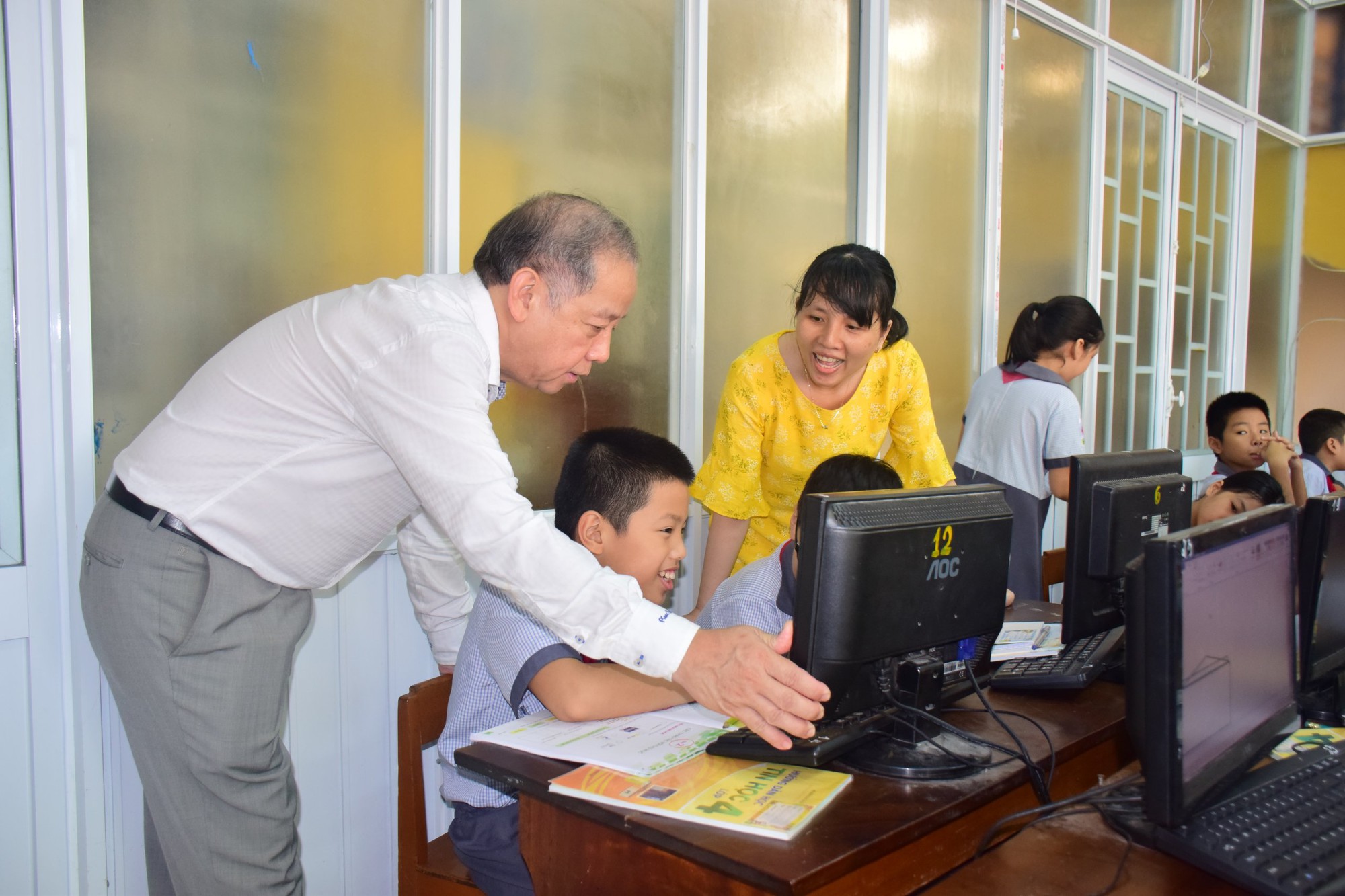 Chủ tịch tỉnh Thừa Thi&ecirc;n- Huế bất ngờ v&agrave;o dự giờ lớp học - Ảnh 3.