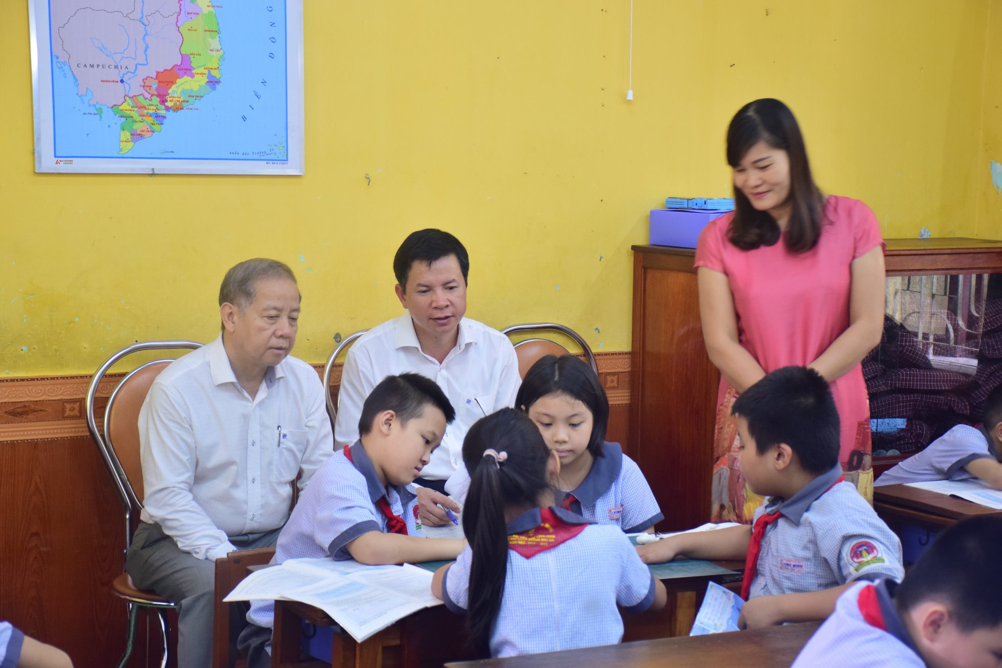 Chủ tịch tỉnh Thừa Thi&ecirc;n- Huế bất ngờ v&agrave;o dự giờ lớp học - Ảnh 2.