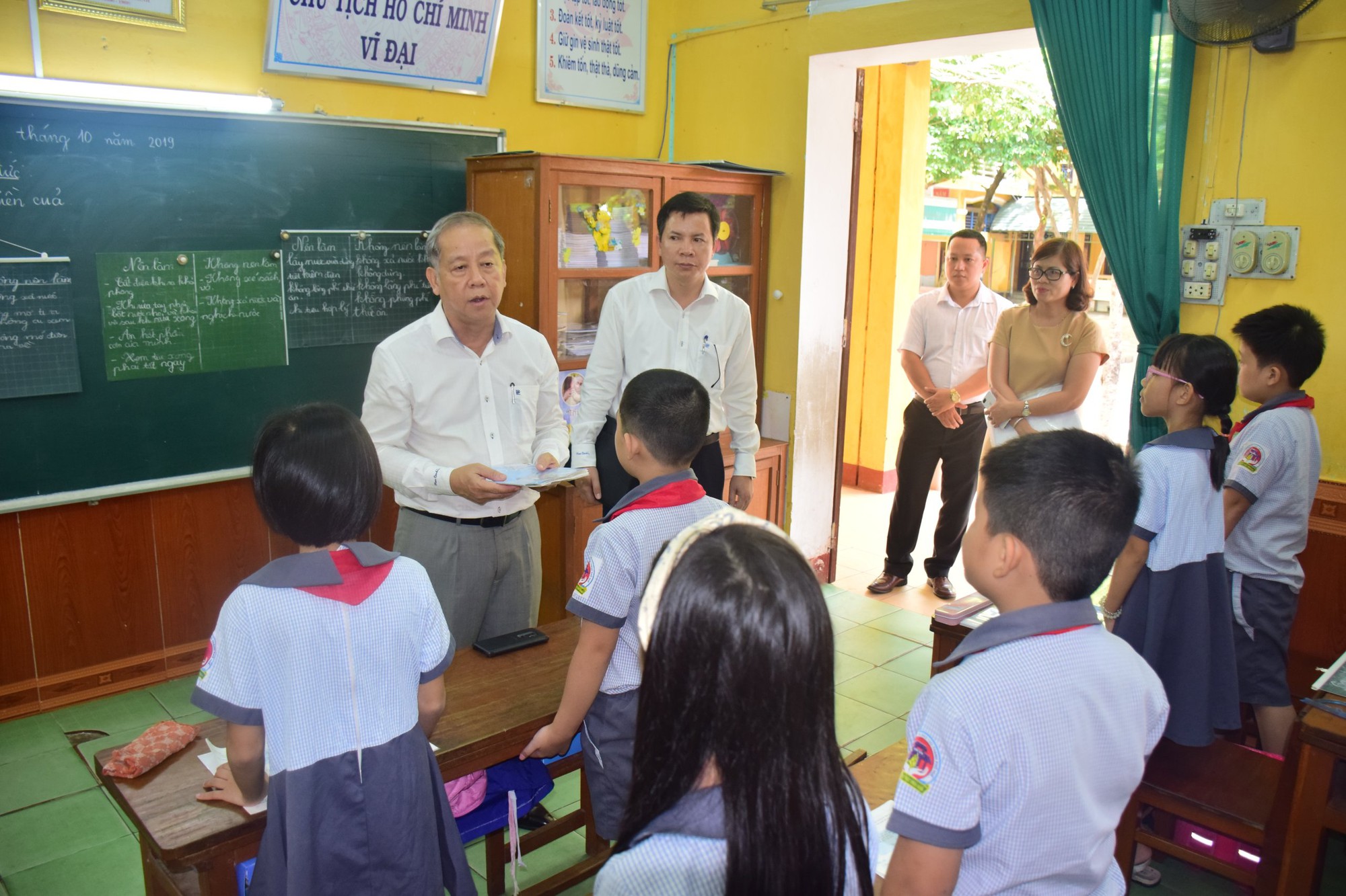 Chủ tịch tỉnh Thừa Thi&ecirc;n- Huế bất ngờ v&agrave;o dự giờ lớp học - Ảnh 4.