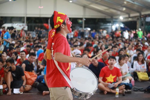 H&agrave;ng ng&agrave;n người h&aacute;t v&igrave; đội tuyển - Ảnh 2.