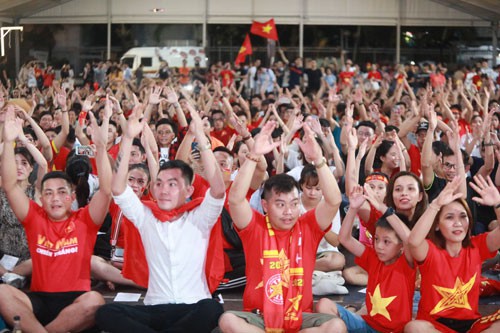 Hàng ngàn người "hát vì đội tuyển"