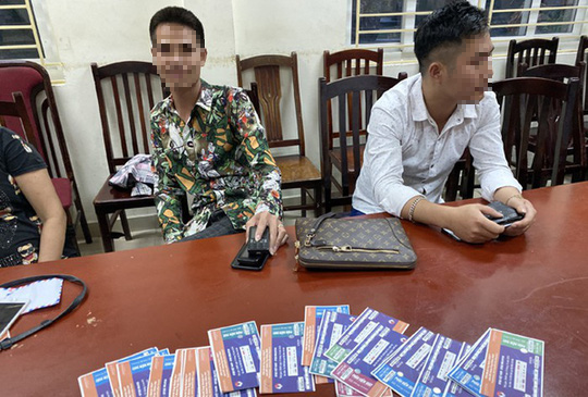 Trước trận Việt Nam-Malaysia, Cảnh sát hình sự mật phục bắt quả tang một loạt "cò vé"