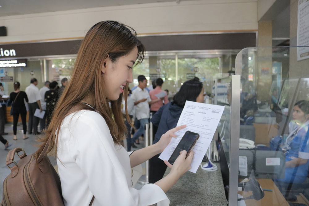 Đi kh&aacute;m ở BV Đại học Y Dược TP HCM  kh&ocirc;ng cần mang tiền mặt - Ảnh 1.