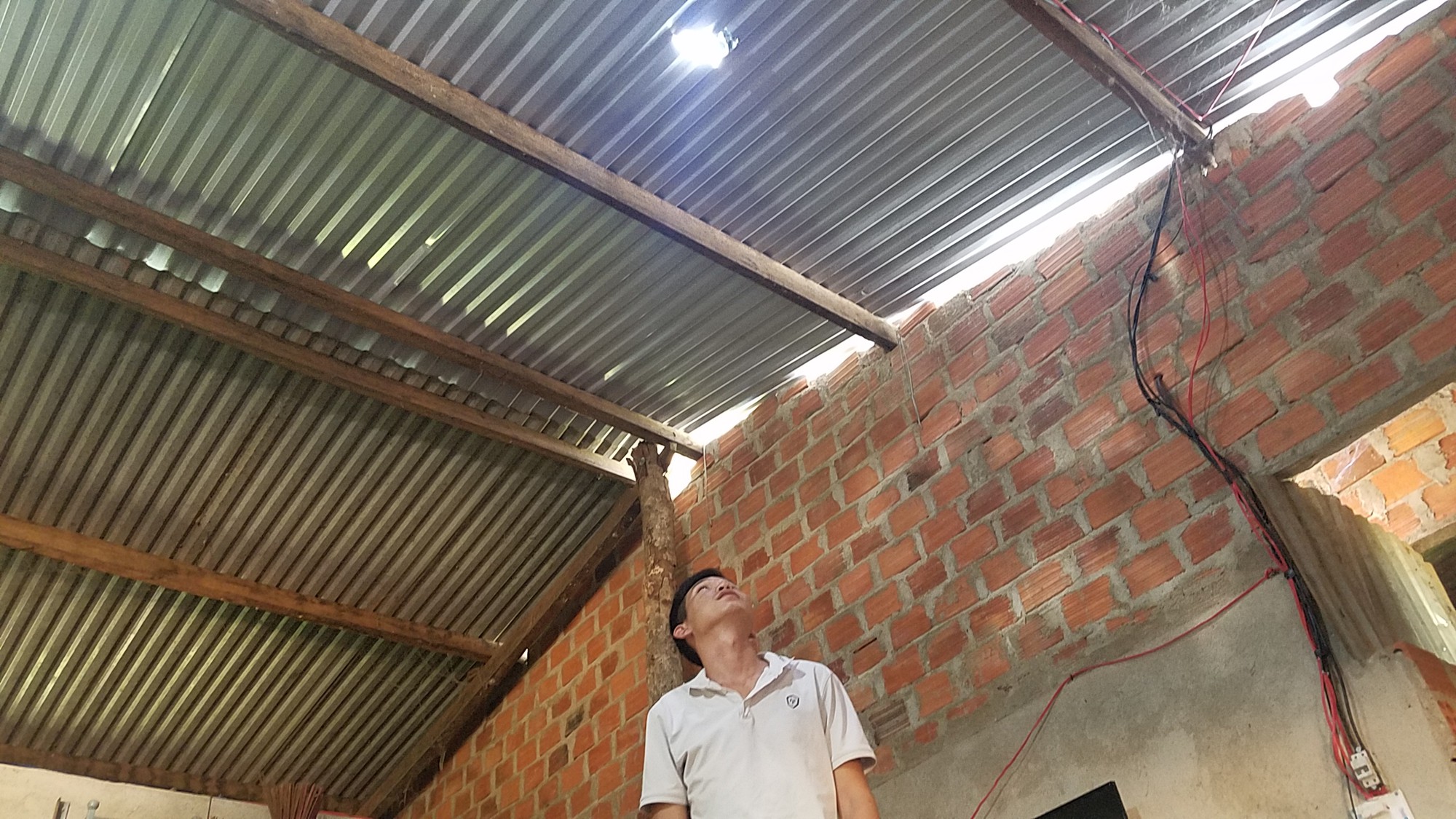 Nổ mìn phá đá xây thủy điện làm thủng nhà dân - Ảnh 1.