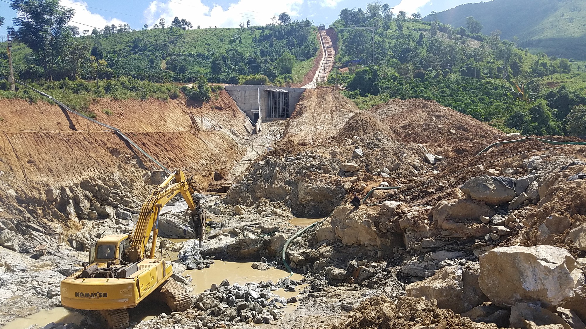 Nổ mìn phá đá xây thủy điện làm thủng nhà dân