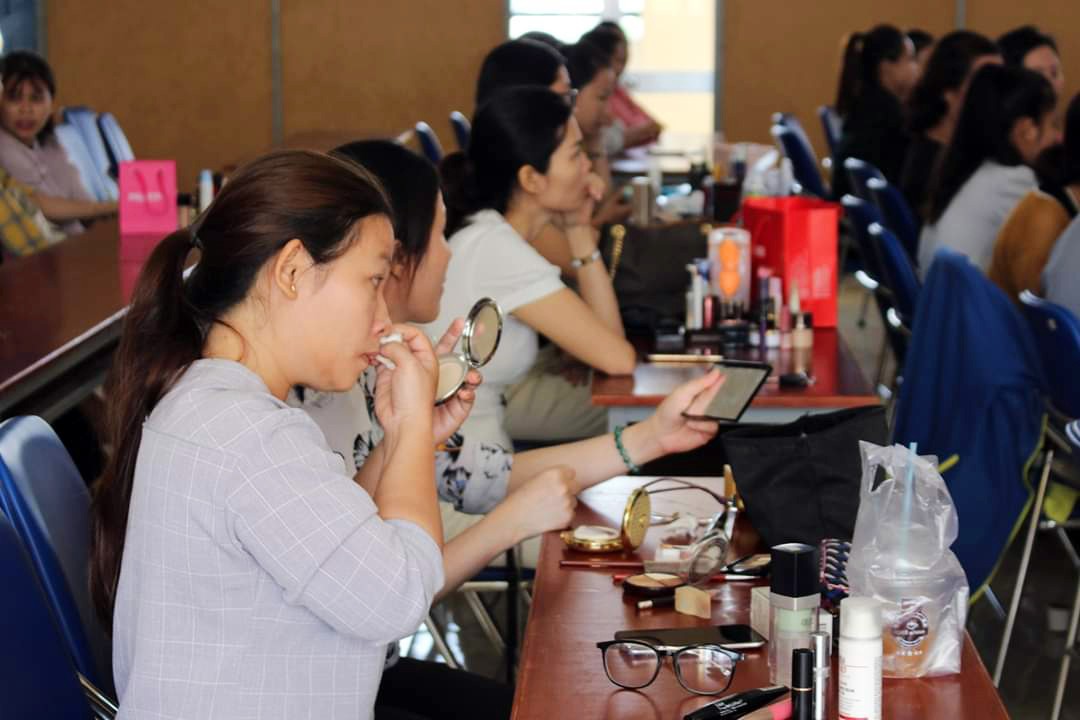 CNVC-LĐ nữ học kỹ năng làm đẹp