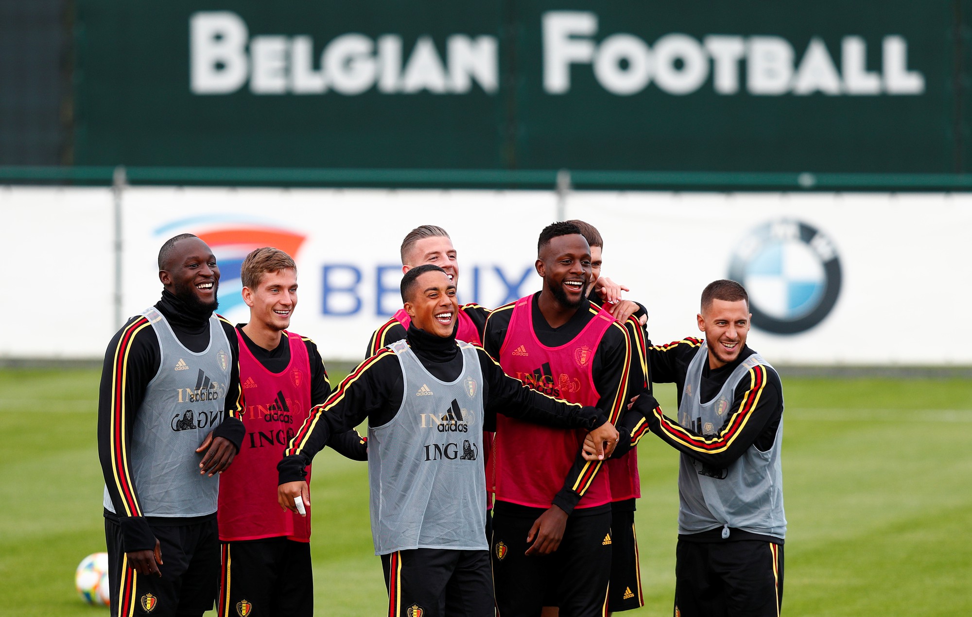 Tấm v&eacute; đầu ti&ecirc;n dự EURO 2020 vẫy gọi đội b&oacute;ng số 1 h&agrave;nh tinh - Ảnh 6.