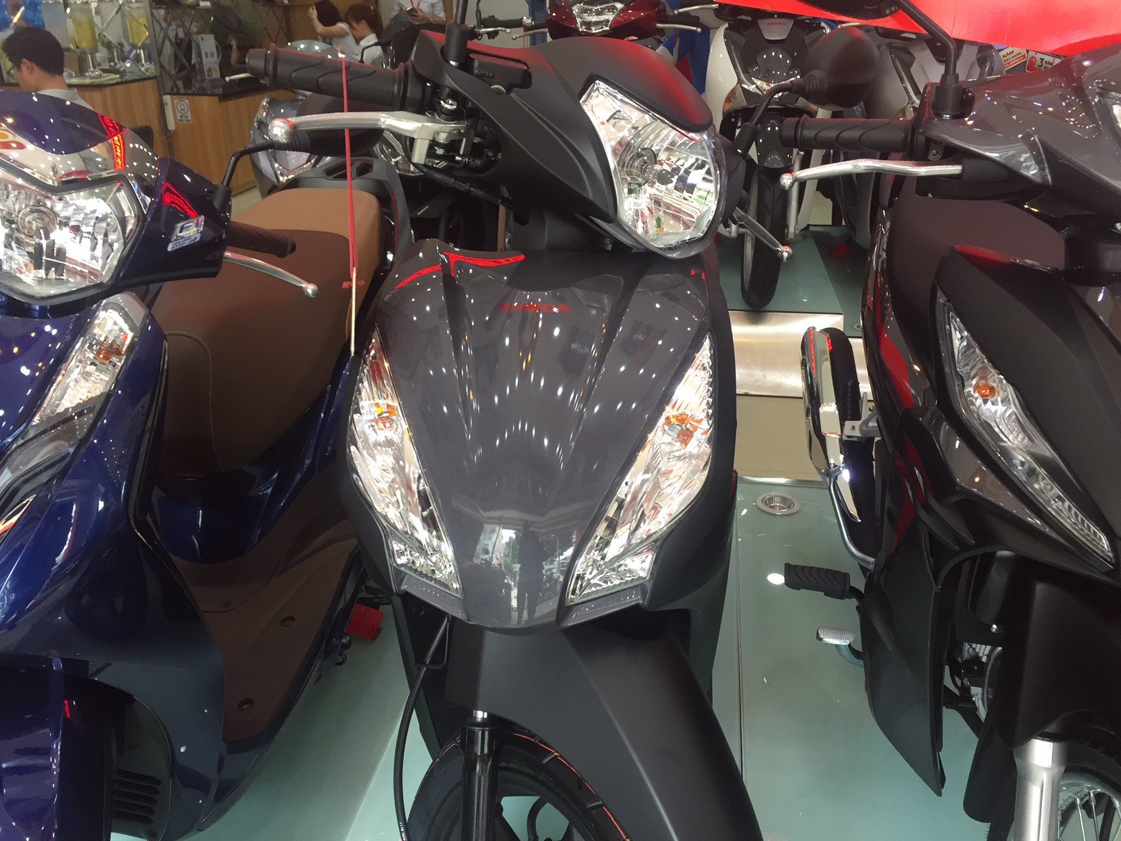 Honda Vision 2019 vừa về đại lý đã đội giá hơn 3 triệu đồng