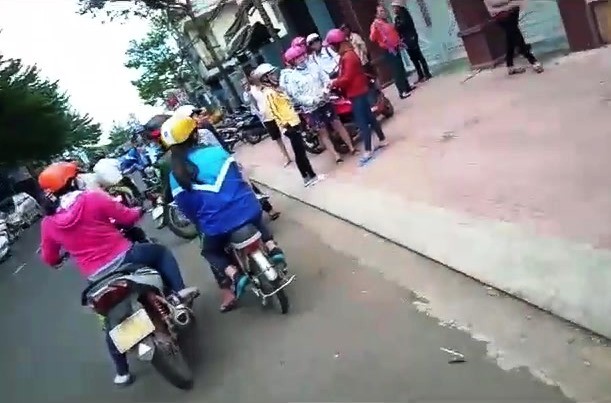 Thực hư clip tố c&ocirc;ng an phường ở TP Bảo Lộc xịt hơi cay v&agrave;o mặt người vi phạm - Ảnh 4.