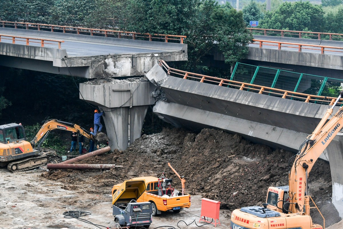Cầu vượt bất ngờ đổ sập, đè nát xe bên dưới