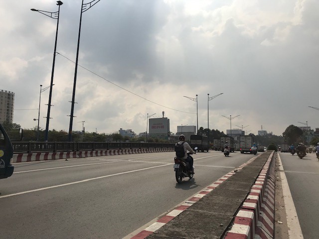 Chạy ngược chiều, lao vào đường cấm, leo vỉa hè - chuyện nhỏ ở TP HCM - Ảnh 2.