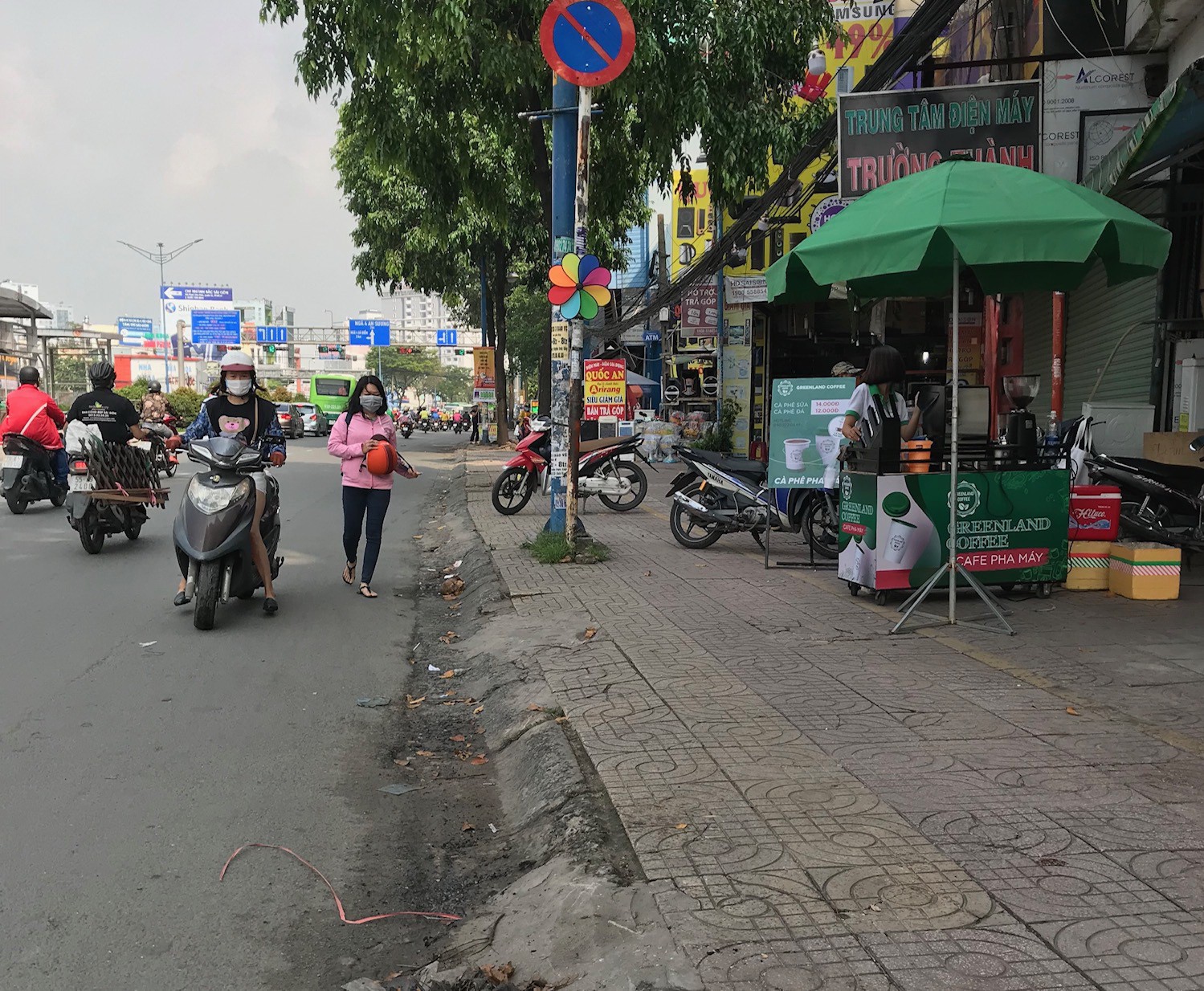 Chạy ngược chiều, lao vào đường cấm, leo vỉa hè - chuyện nhỏ ở TP HCM - Ảnh 4.