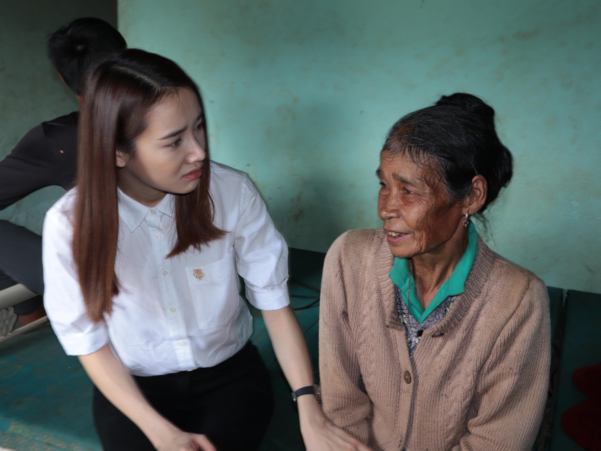 Nhã Phương một mình về rừng