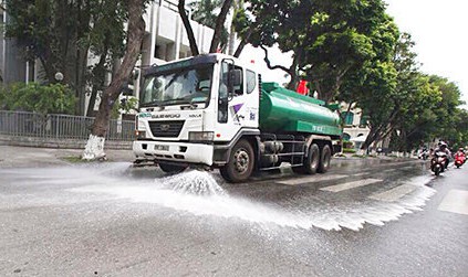Hà Nội bất ngờ cho tưới nước rửa đường trở lại sau 3 năm tạm dừng vì ô nhiễm gia tăng