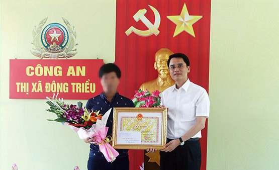 Tài xế điều khiển xe ôtô tông ngã tên cướp tiệm vàng có súng