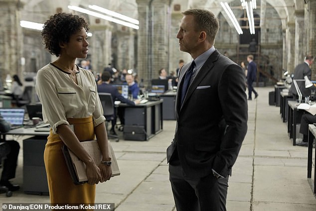 Bond girl Naomie Harris tiết lộ từng bị s&agrave;m sỡ - Ảnh 2.