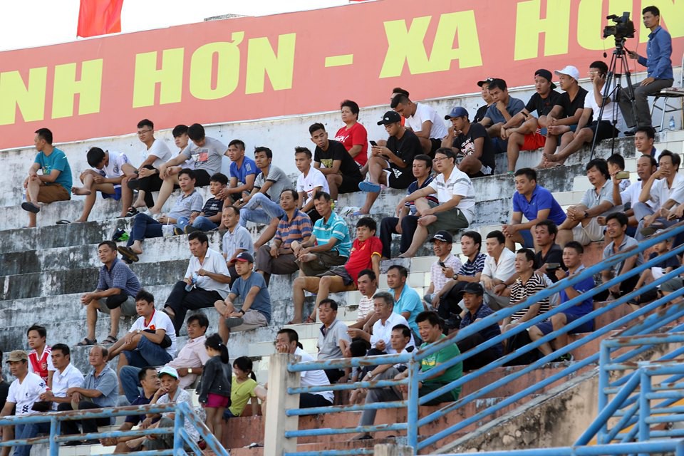 Khán đài hiu quạnh sân chơi trẻ - Ảnh 2.