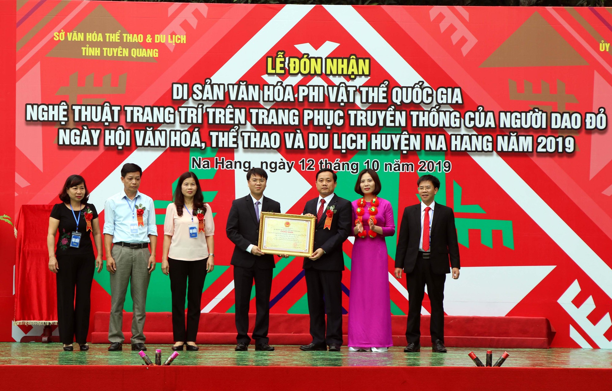 B&iacute; quyết đưa thuật trang tr&iacute; tr&ecirc;n trang phục truyền thống của người Dao đỏ th&agrave;nh di sản quốc gia - Ảnh 1.