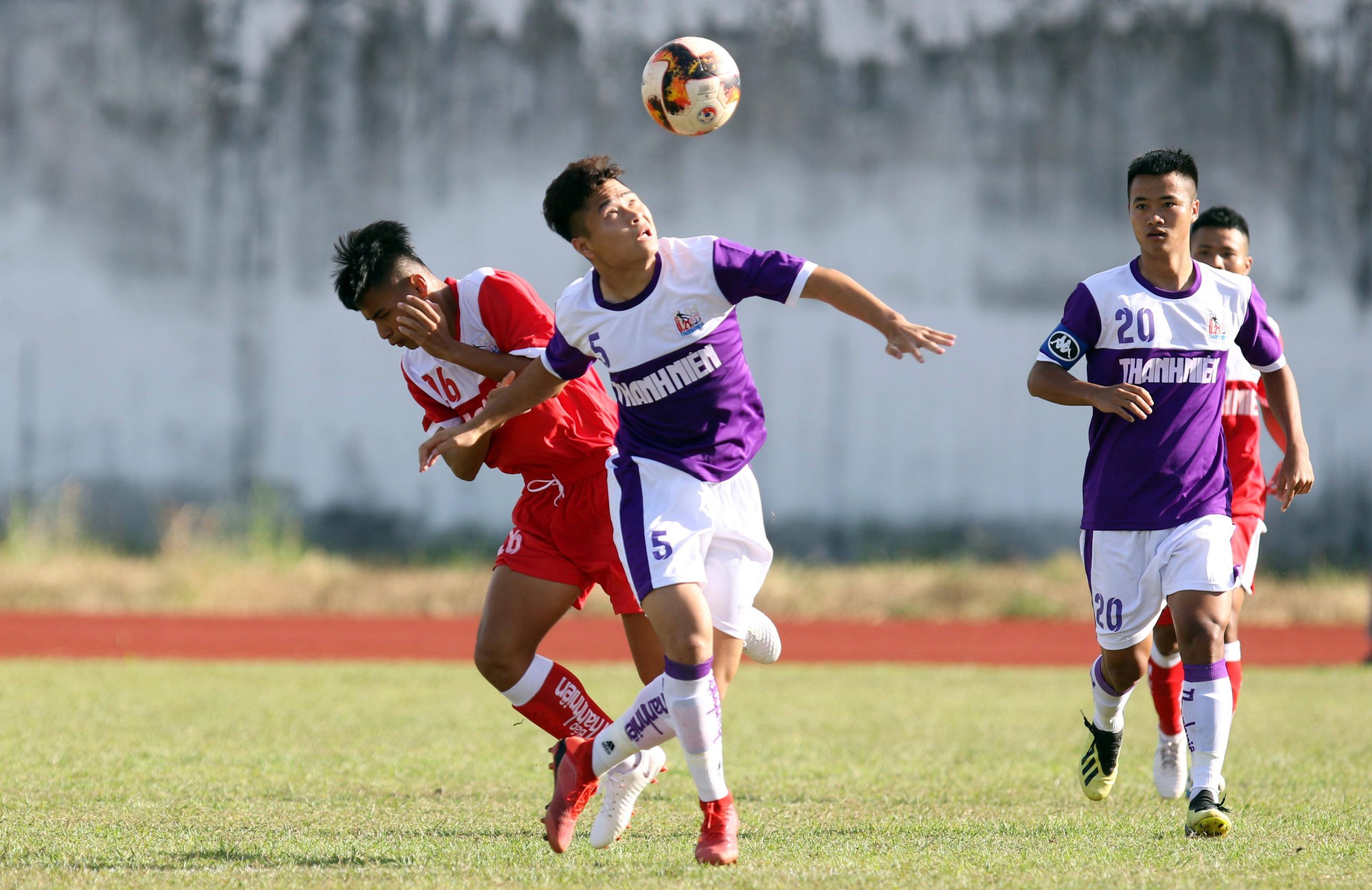 Giải U21 quốc gia: Đương kim v&ocirc; địch H&agrave; Nội vất vả thắng trận ra qu&acirc;n  - Ảnh 1.