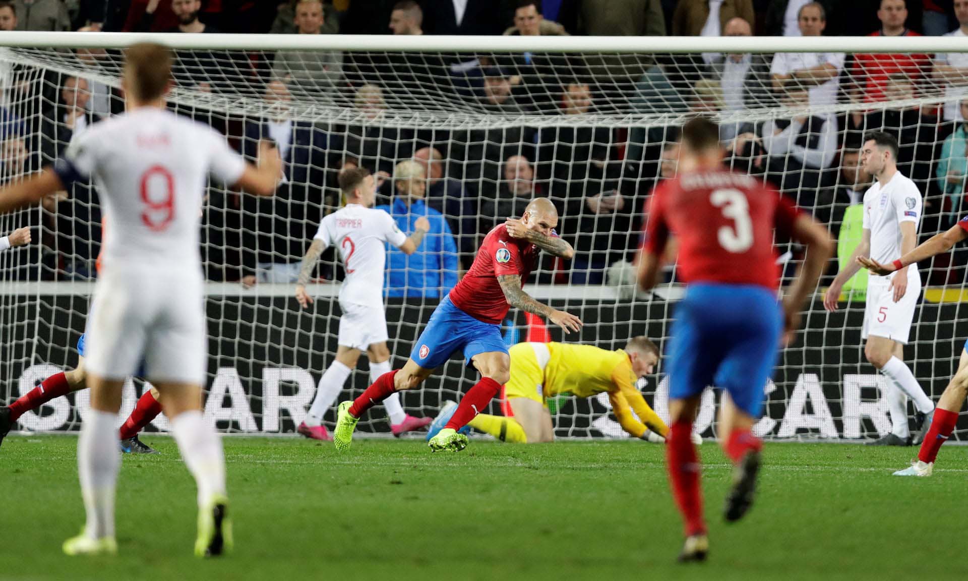 Euro 2020: Tuyển Anh rơi xuống mặt đất!