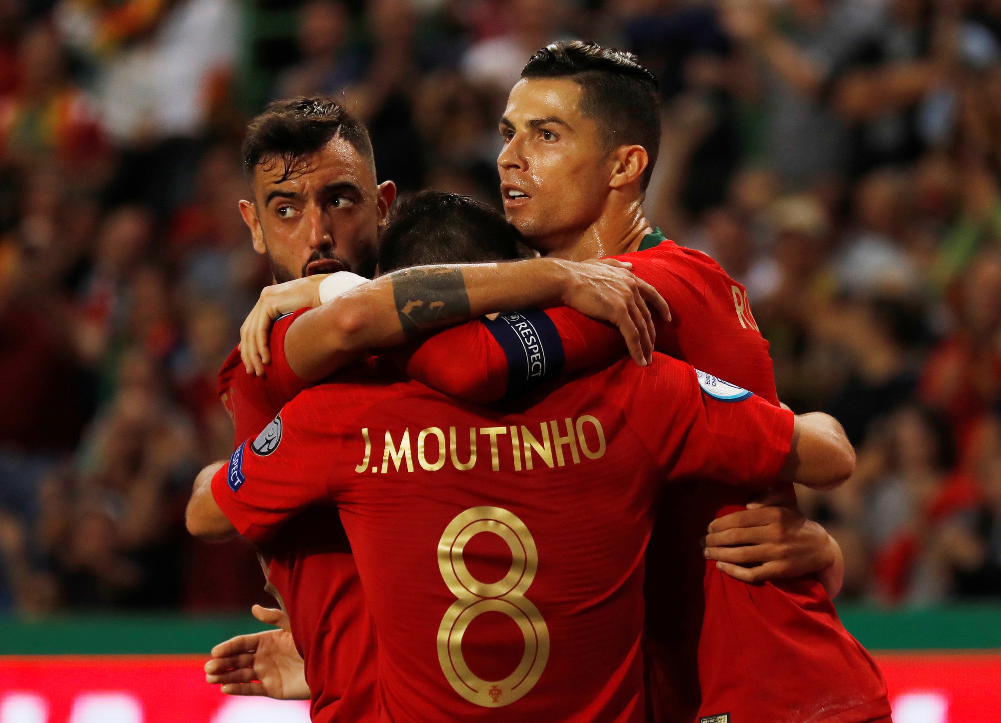 Ronaldo ghi bàn thứ 699, Bồ Đào Nha chờ "chung kết sớm" bảng B