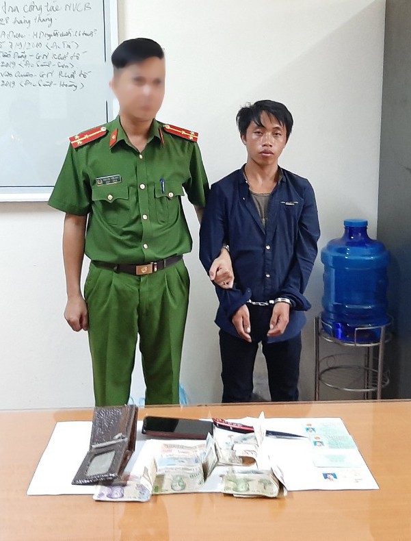 Mâu thuẫn tình cảm, dùng dao đâm vợ hàng chục nhát làm tử vong tại chỗ - Ảnh 1.