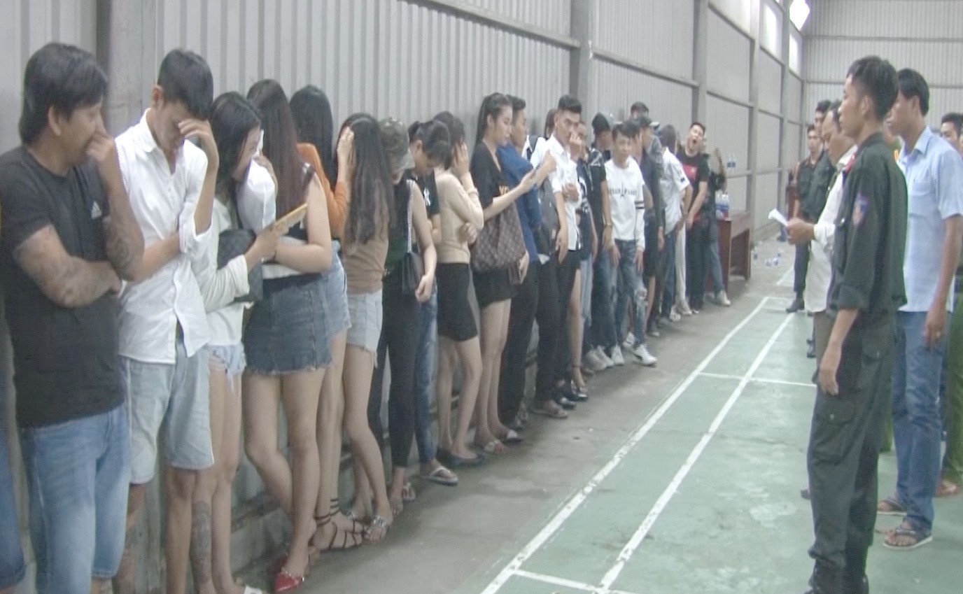 Bắt quả tang nhân viên quán bar bán ma túy cho khách giữa đêm