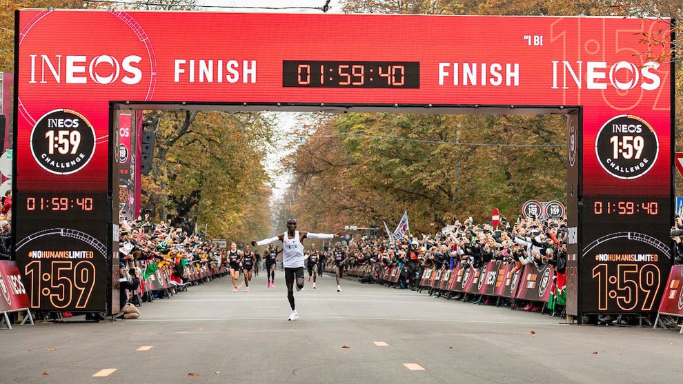 Si&ecirc;u nh&acirc;n Eliud Kipchoge chạy marathon dưới mốc 2 giờ - Ảnh 10.