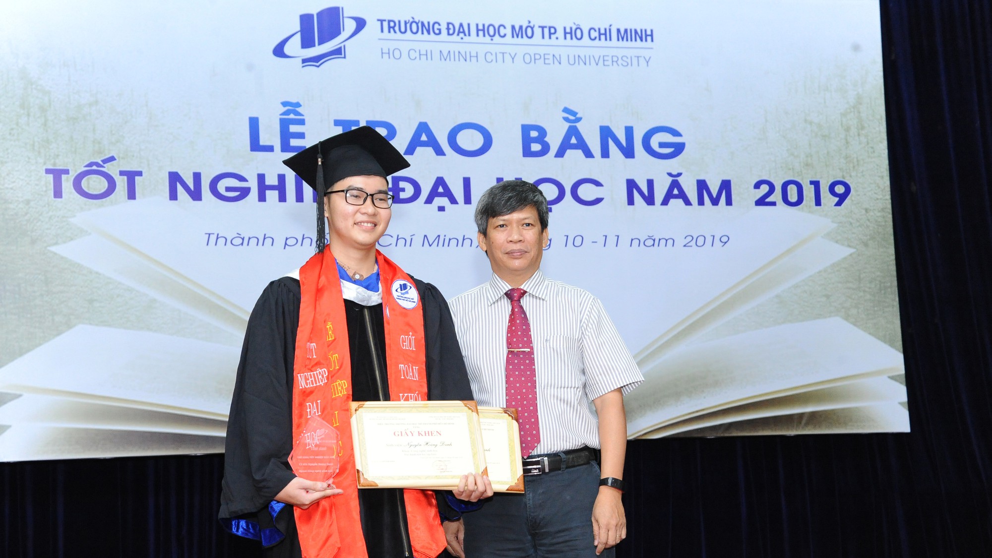 Trường ĐH Mở TP HCM khen thưởng 112 sinh viên tốt nghiệp