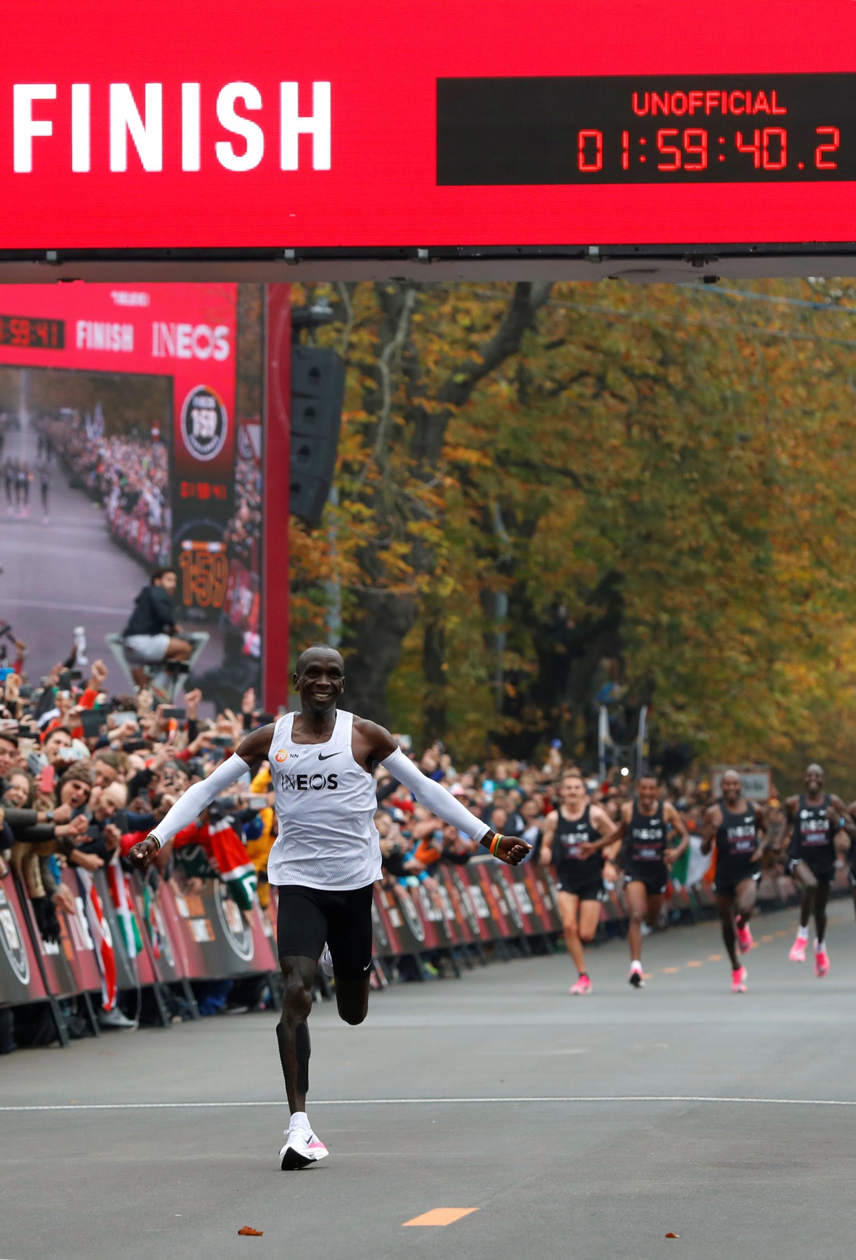 Si&ecirc;u nh&acirc;n Eliud Kipchoge chạy marathon dưới mốc 2 giờ - Ảnh 9.