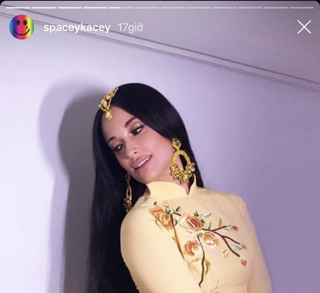 Khán giả Việt tức giận cách ca sĩ Kacey Musgraves mặc áo dài