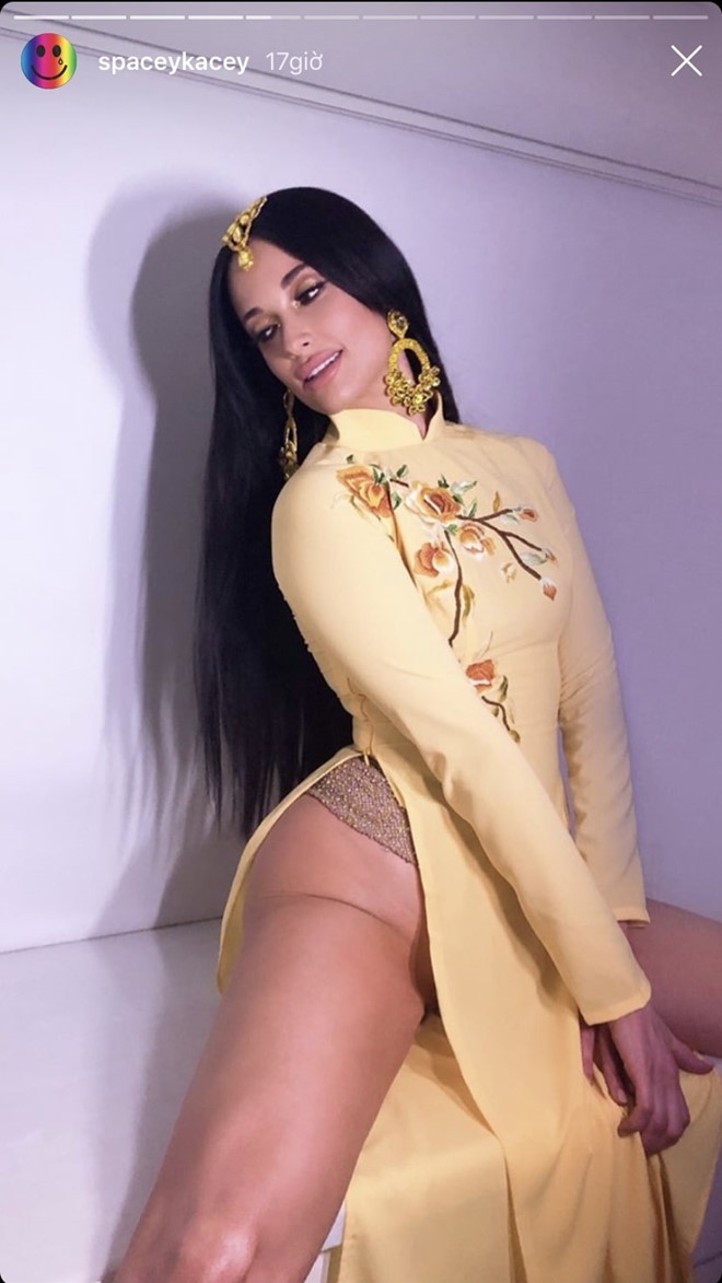 Kh&aacute;n giả Việt tức giận c&aacute;ch ca sĩ Kacey Musgraves mặc &aacute;o d&agrave;i - Ảnh 2.