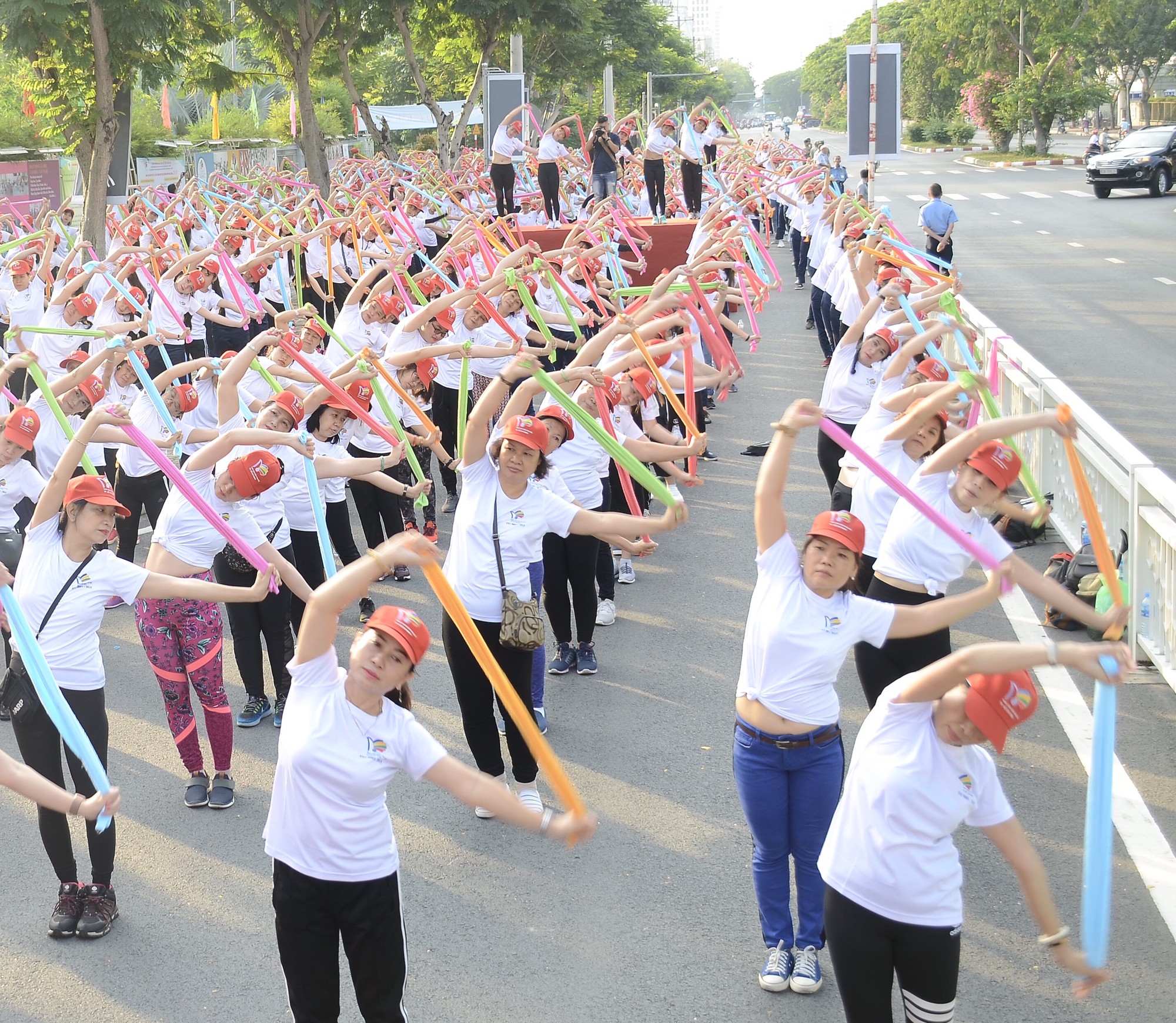 800 phụ nữ tham gia chương trình thể dục đồng diễn