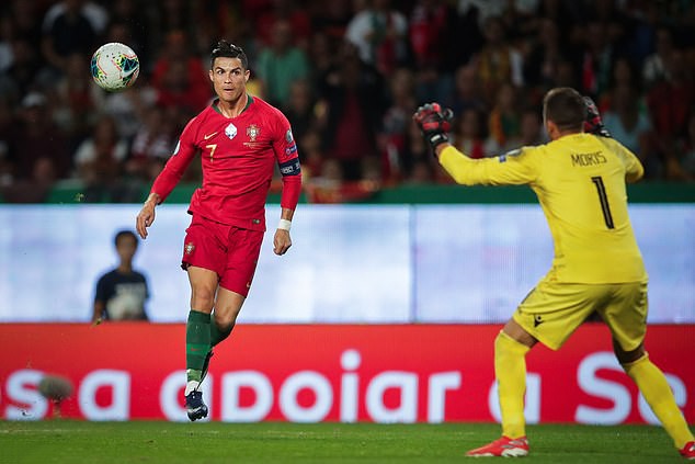 Ronaldo ghi b&agrave;n thứ 699, Bồ Đ&agrave;o Nha chờ chung kết sớm bảng B - Ảnh 5.