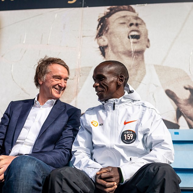 Si&ecirc;u nh&acirc;n Eliud Kipchoge chạy marathon dưới mốc 2 giờ - Ảnh 3.