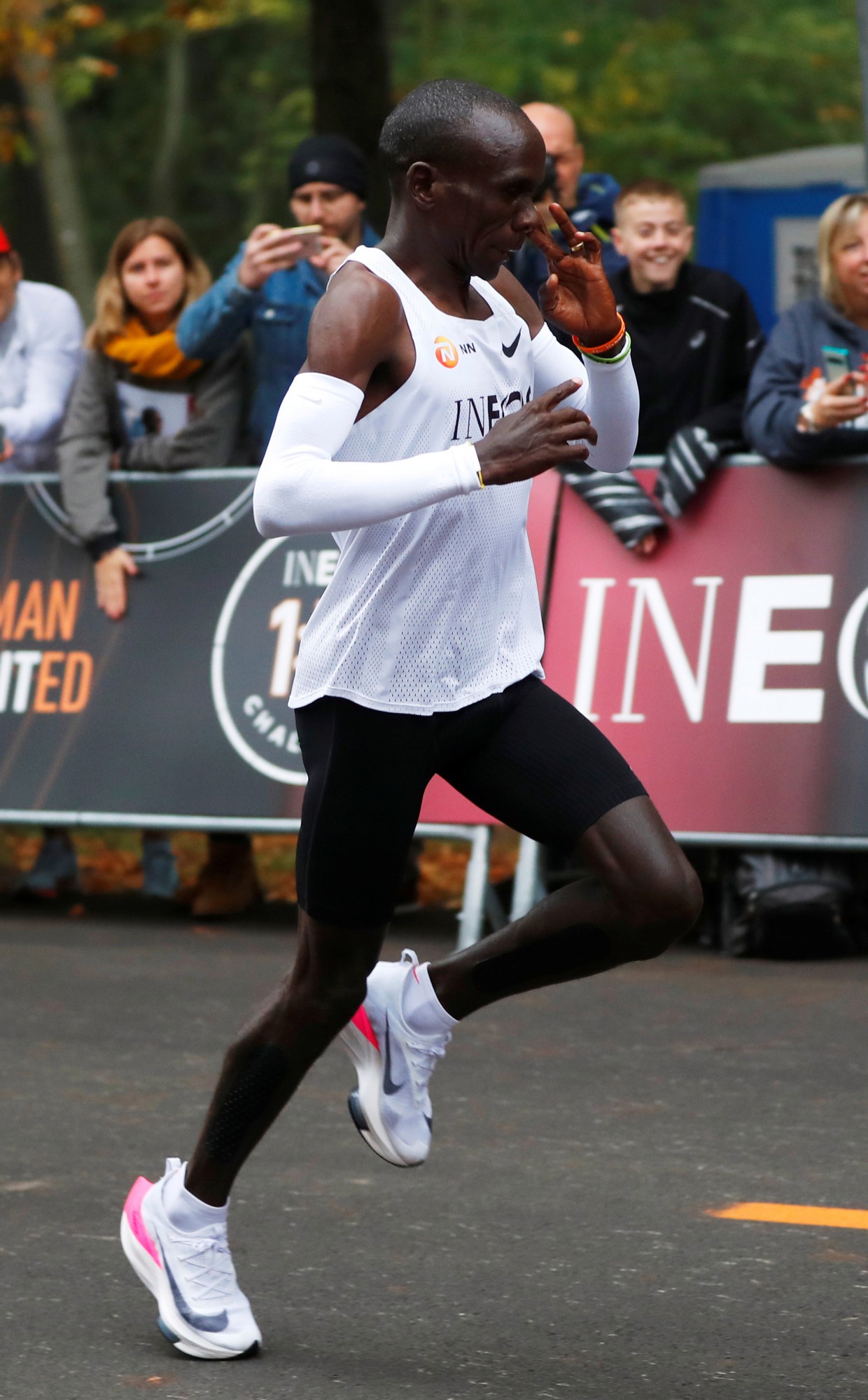 Si&ecirc;u nh&acirc;n Eliud Kipchoge chạy marathon dưới mốc 2 giờ - Ảnh 4.