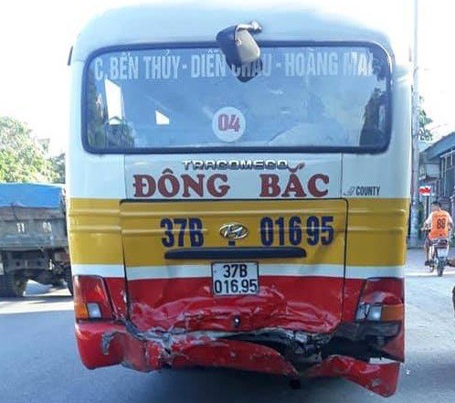 “Xế hộp” Mercedes nát bét đầu khi tông đuôi xe buýt trên QL1A - Ảnh 2.