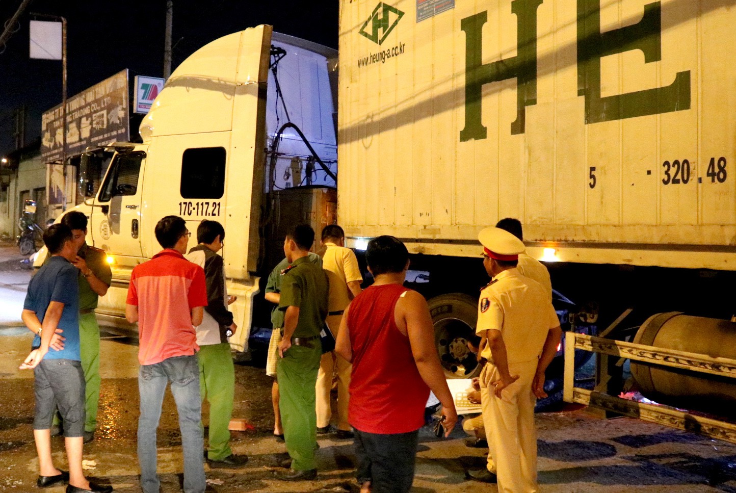 VIDEO: Nằm bên lề đường, thanh niên bị xe container cán qua người - Ảnh 3.