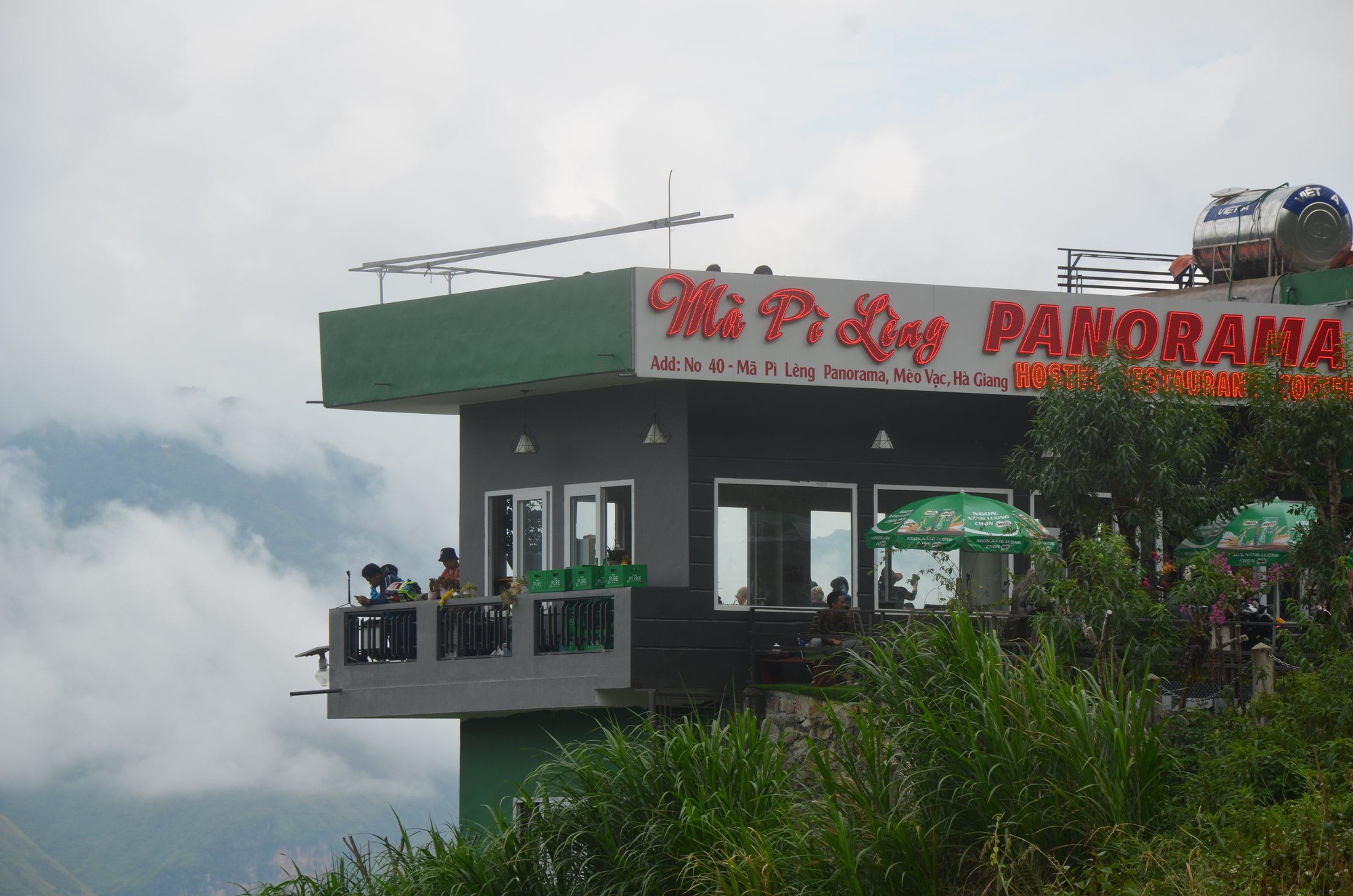 Cận cảnh công trình sai phạm Panorama ở Mã Pí Lèng được phủ xanh chờ tháo dỡ - Ảnh 4.