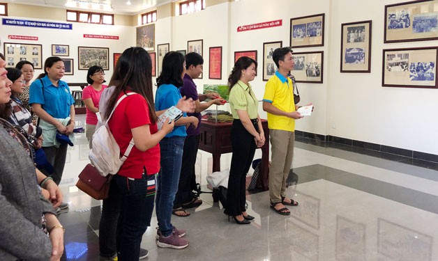 Cán bộ Công đoàn tìm hiểu chiến công của Nữ tướng Nguyễn Thị Định