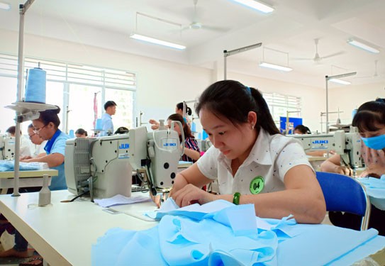 Rèn nghề cho công nhân